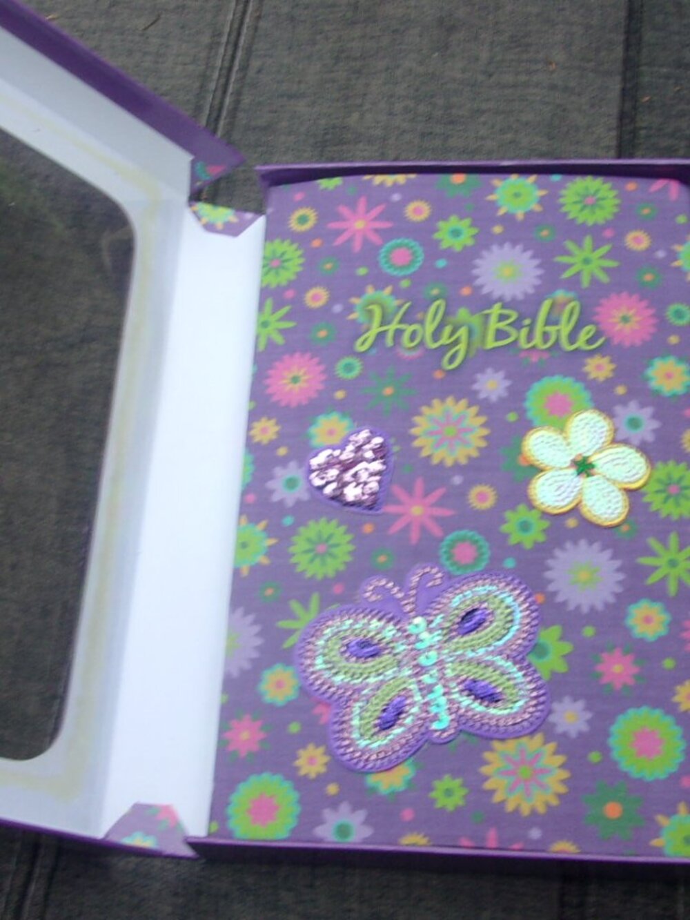 Beautiful Holy Bible In Attractive Box NEW - Picture 2 of 6